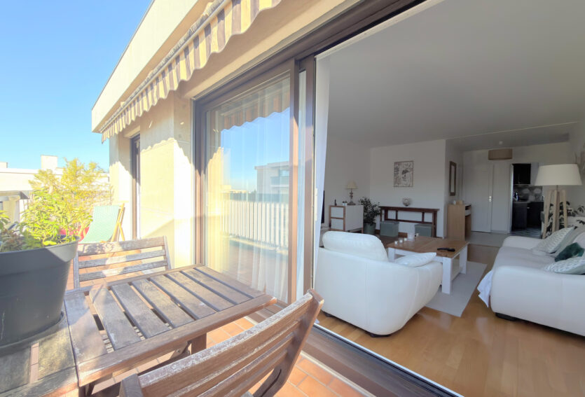 4 pièces traversant, balcon, DPE D, cave et box