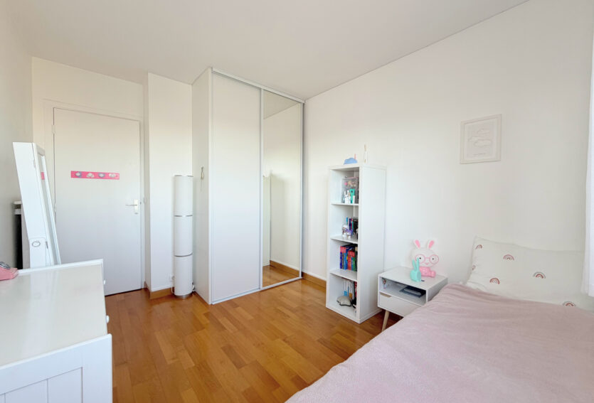 4 pièces traversant, balcon, DPE D, cave et box