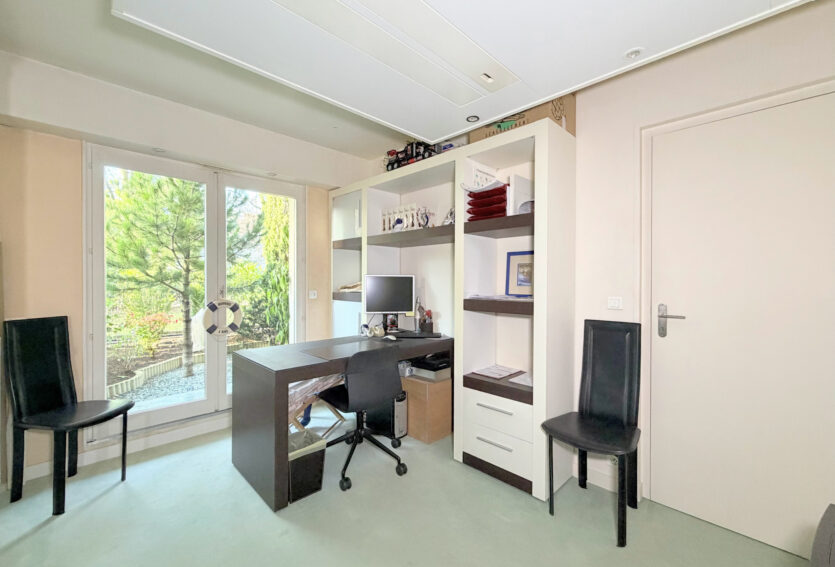 4 pièces traversant, jardin 26 m2 , DPE C, cave et parking