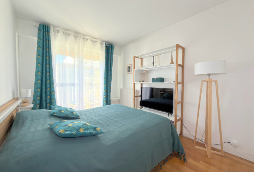 4 pièces traversant, balcon, DPE D, cave et box