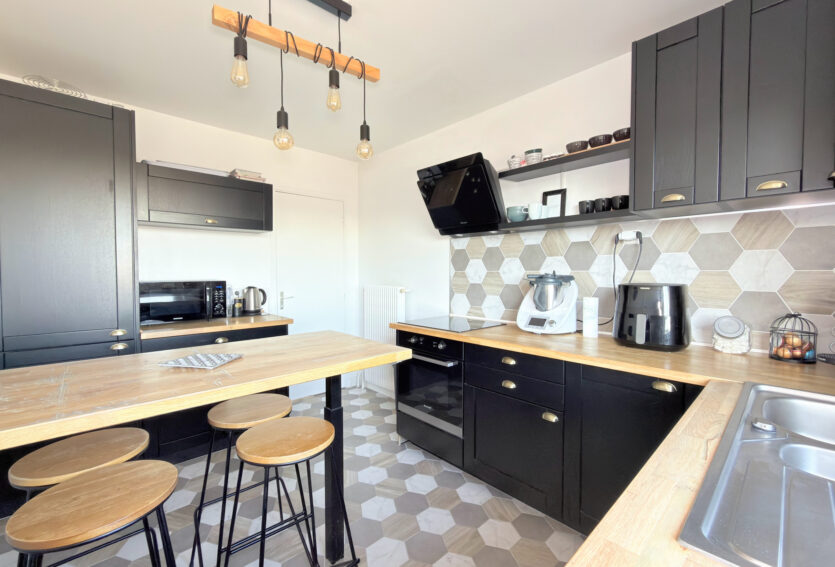 4 pièces traversant, balcon, DPE D, cave et box