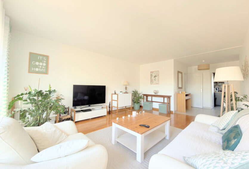 4 pièces traversant, balcon, DPE D, cave et box