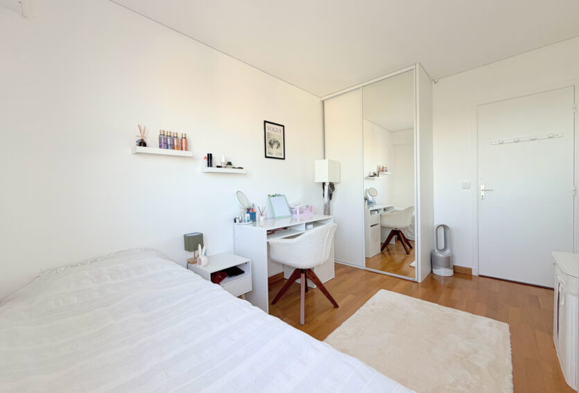 4 pièces traversant, balcon, DPE D, cave et box