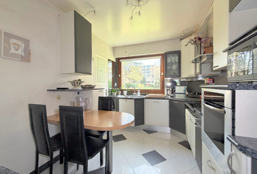 4 pièces traversant, jardin 26 m2 , DPE C, cave et parking