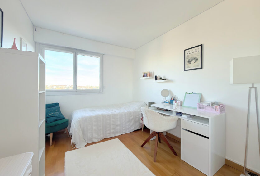 4 pièces traversant, balcon, DPE D, cave et box