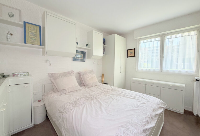 4 pièces traversant, jardin 26 m2 , DPE C, cave et parking