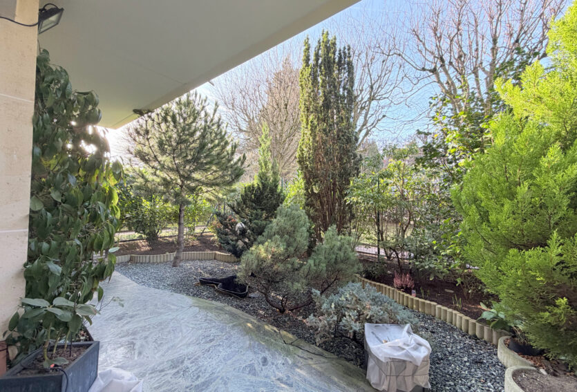 4 pièces traversant, jardin 26 m2 , DPE C, cave et parking