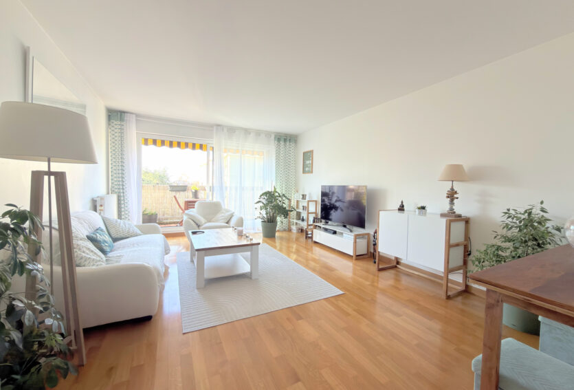 4 pièces traversant, balcon, DPE D, cave et box