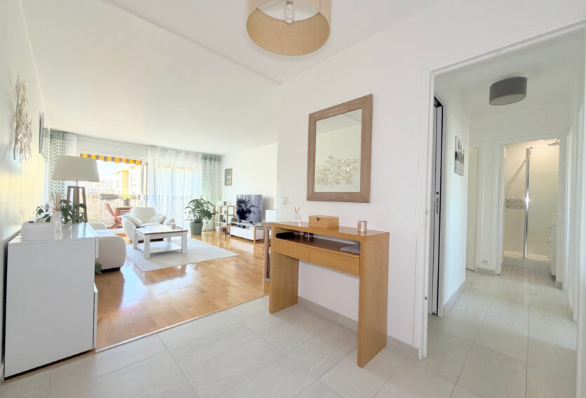 4 pièces traversant, balcon, DPE D, cave et box