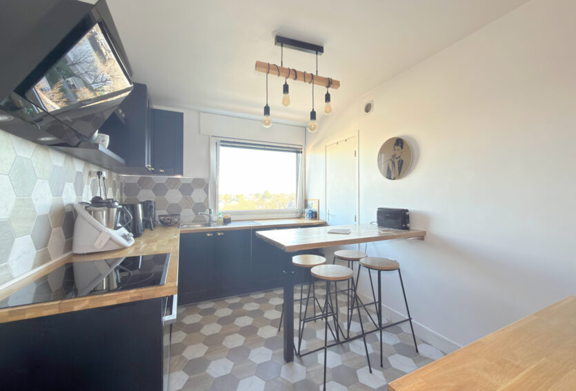 4 pièces traversant, balcon, DPE D, cave et box