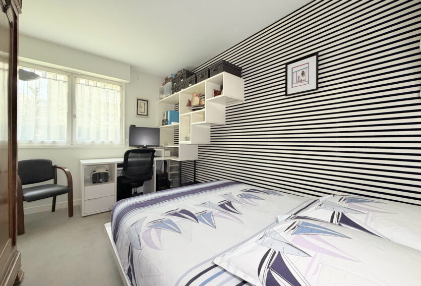 4 pièces traversant, jardin 26 m2 , DPE C, cave et parking