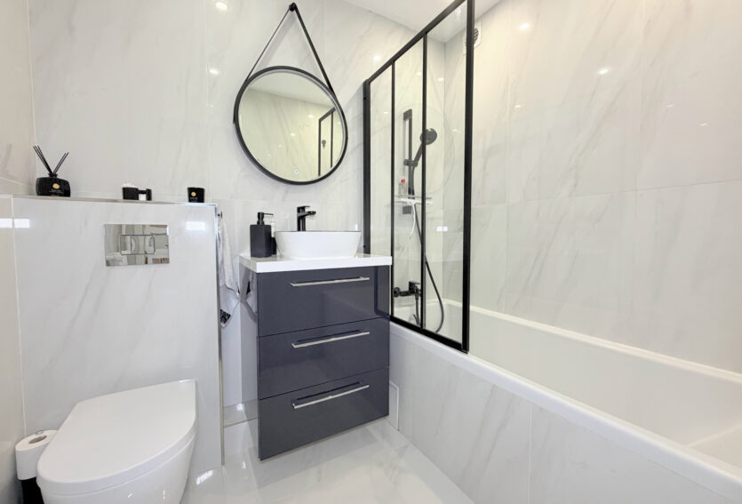 4 pièces traversant, balcon, DPE D, cave et box