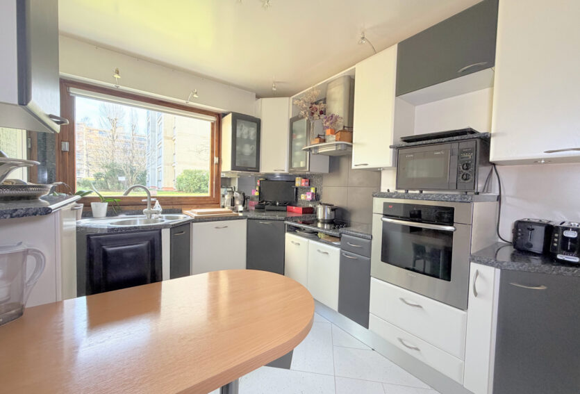 4 pièces traversant, jardin 26 m2 , DPE C, cave et parking