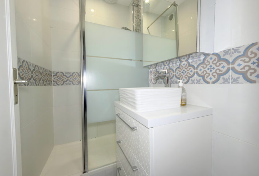 4 pièces traversant, balcon, DPE D, cave et box