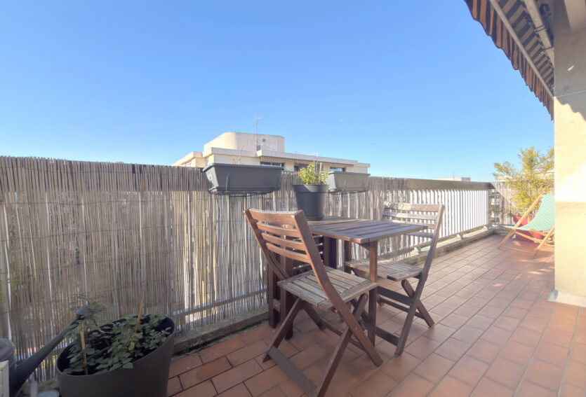 4 pièces traversant, balcon, DPE D, cave et box