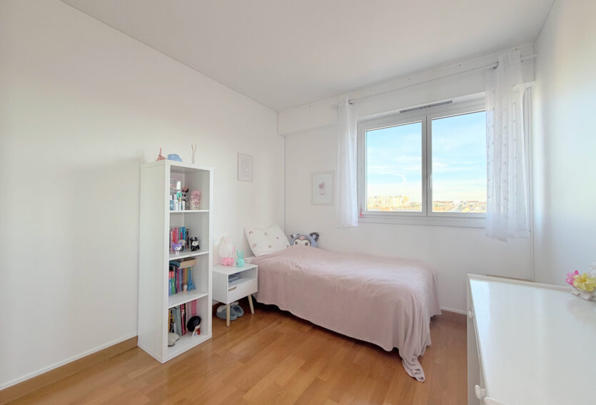 4 pièces traversant, balcon, DPE D, cave et box