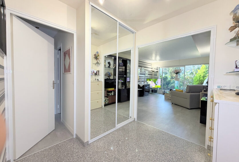 4 pièces traversant, jardin 26 m2 , DPE C, cave et parking