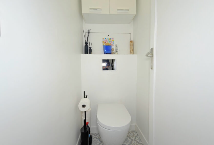 4 pièces traversant, balcon, DPE D, cave et box