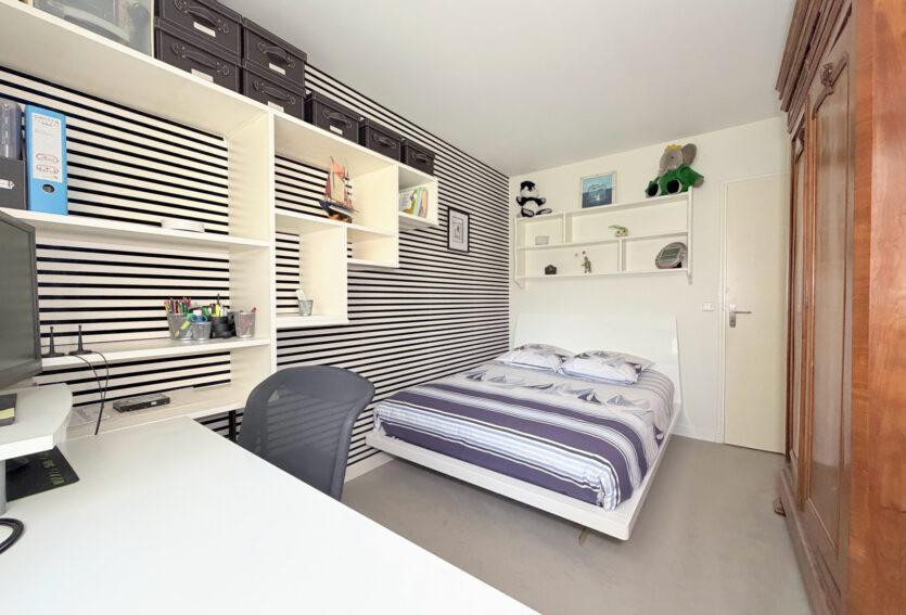 4 pièces traversant, jardin 26 m2 , DPE C, cave et parking