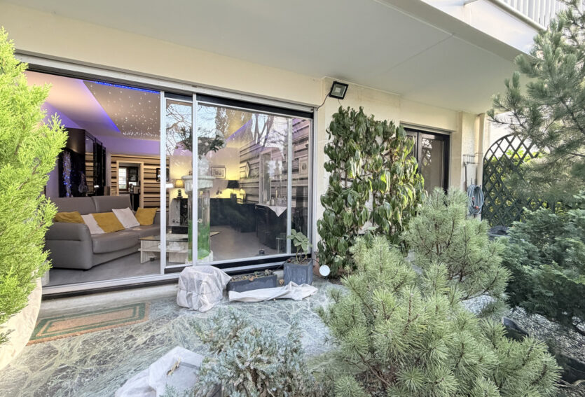 4 pièces traversant, jardin 26 m2 , DPE C, cave et parking