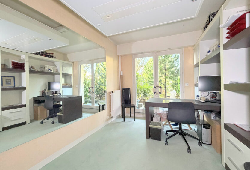 4 pièces traversant, jardin 26 m2 , DPE C, cave et parking