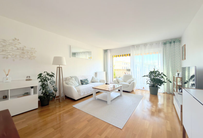 4 pièces traversant, balcon, DPE D, cave et box