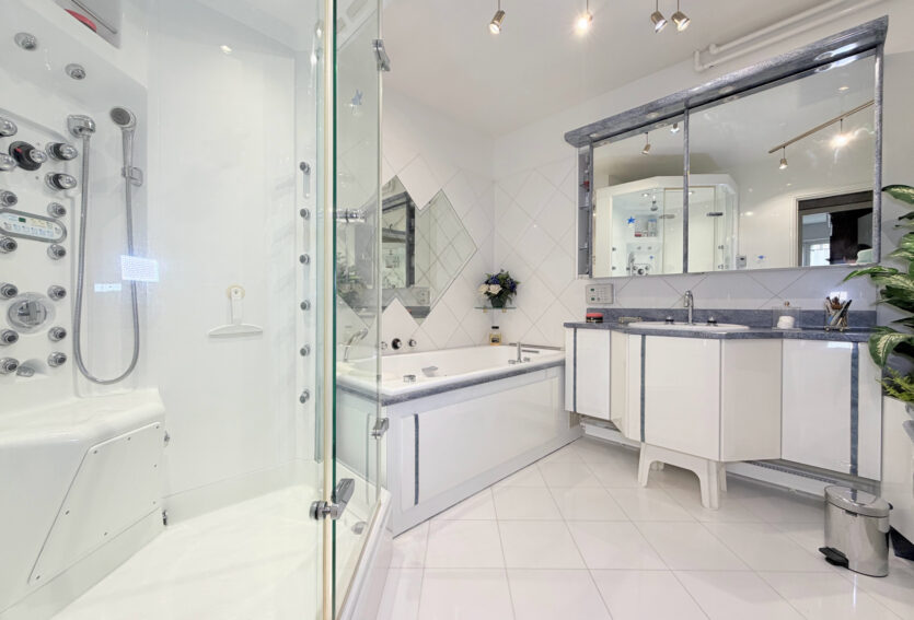 4 pièces traversant, jardin 26 m2 , DPE C, cave et parking