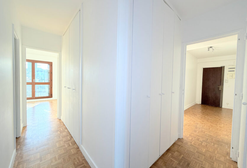 3 pièces non meublée avec balcons, parking et cave