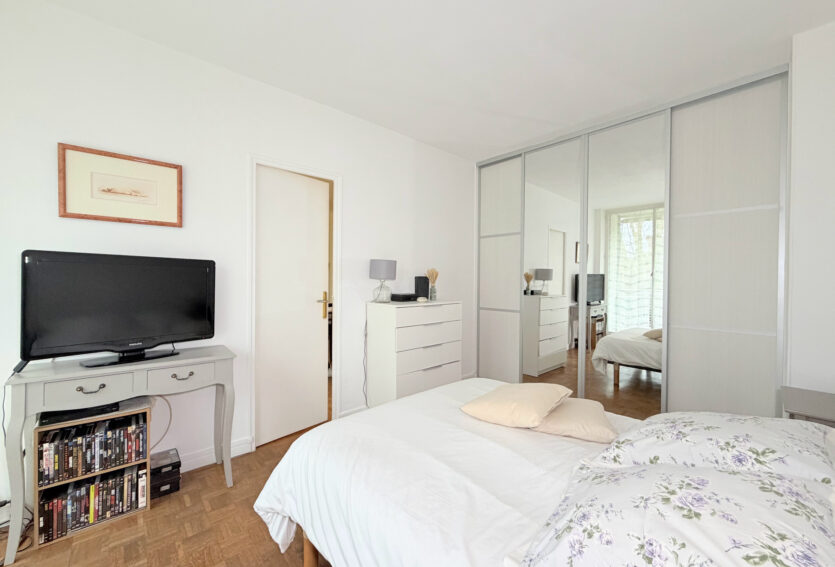 Grand 2 pièces traversant de 54 m2 et cave