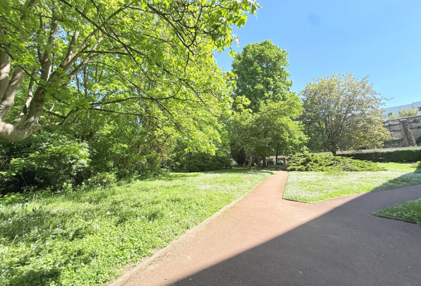 Grand 2 pièces traversant de 54 m2 et cave