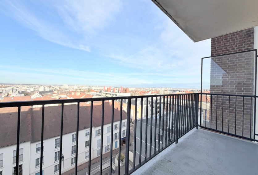 3 pièces non meublée avec balcons, parking et cave