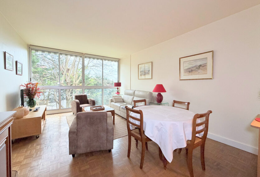 Grand 2 pièces traversant de 54 m2 et cave