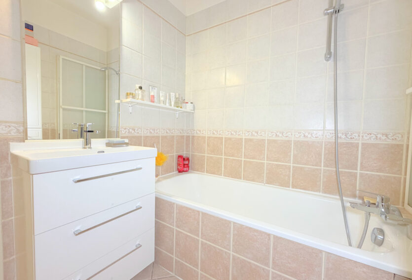 Grand 2 pièces traversant de 54 m2 et cave