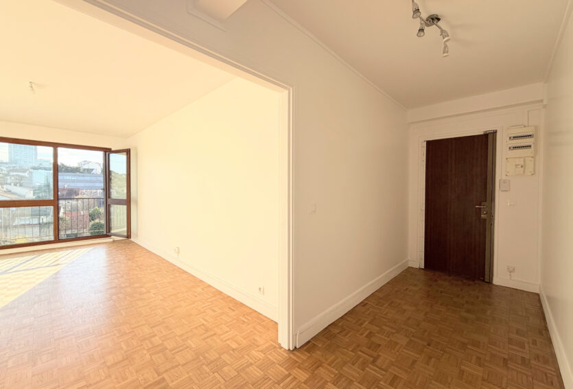 3 pièces non meublée avec balcons, parking et cave