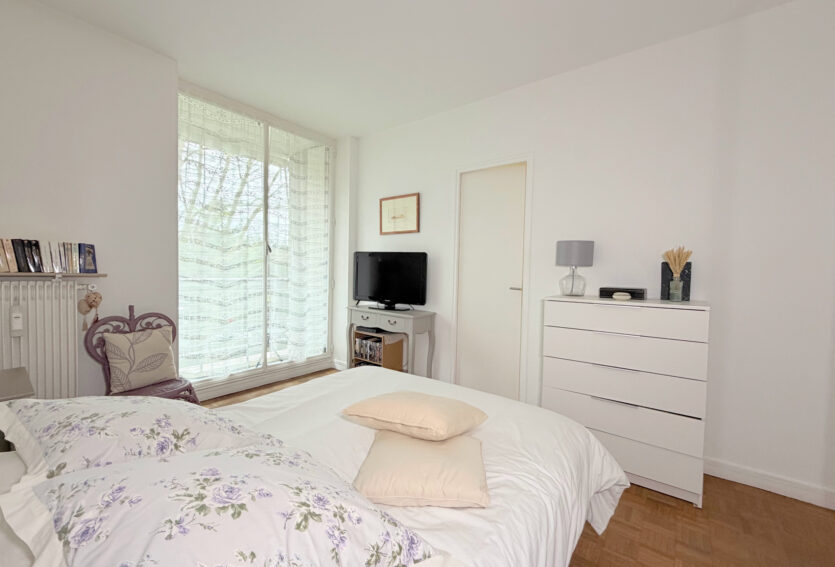 Grand 2 pièces traversant de 54 m2 et cave