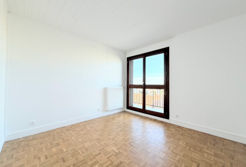 3 pièces non meublée avec balcons, parking et cave