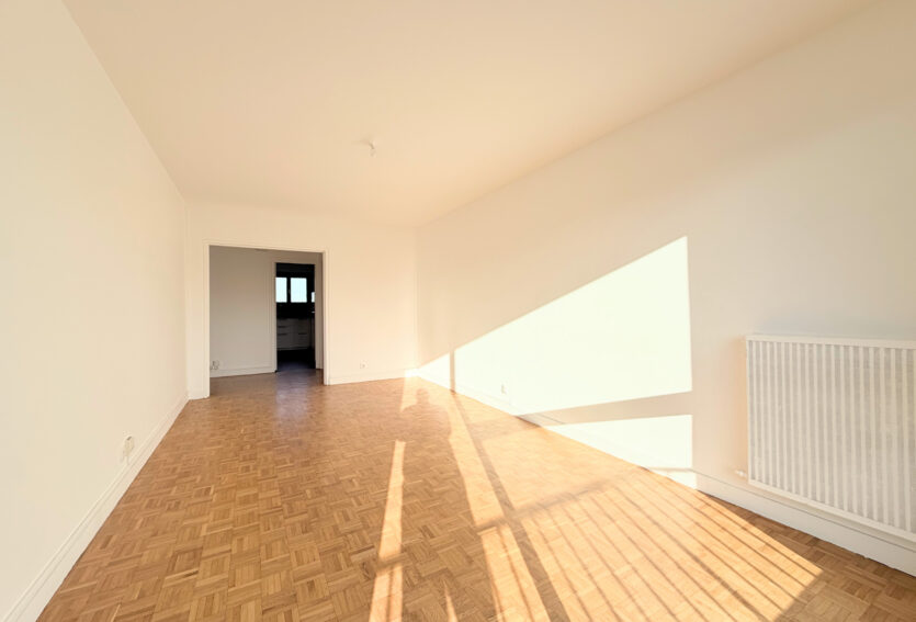 3 pièces non meublée avec balcons, parking et cave