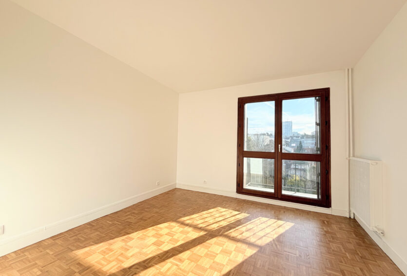 3 pièces non meublée avec balcons, parking et cave