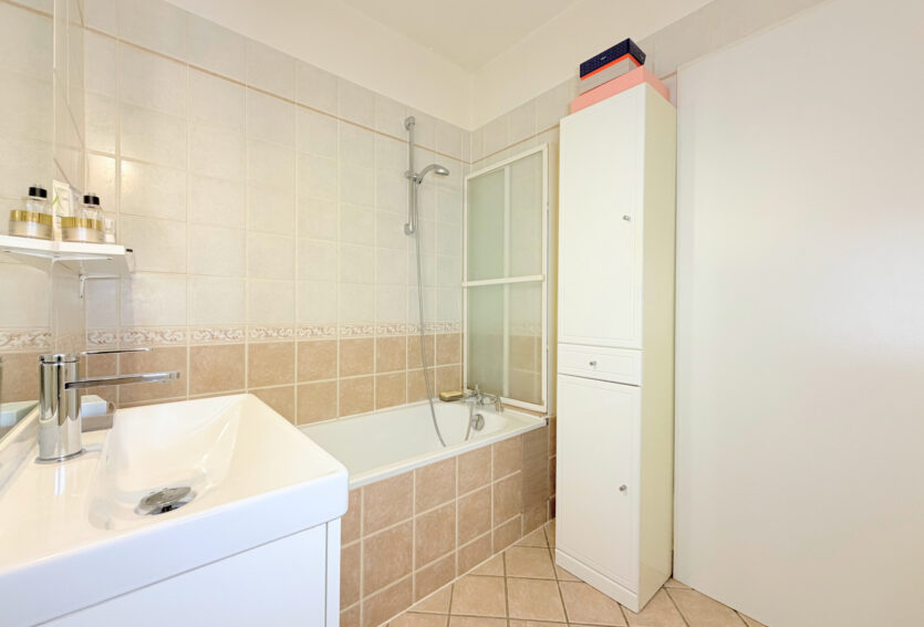 Grand 2 pièces traversant de 54 m2 et cave