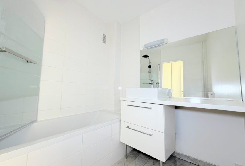 3 pièces non meublée avec balcons, parking et cave