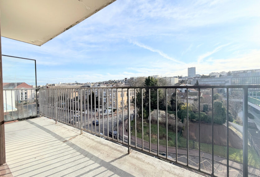 3 pièces non meublée avec balcons, parking et cave