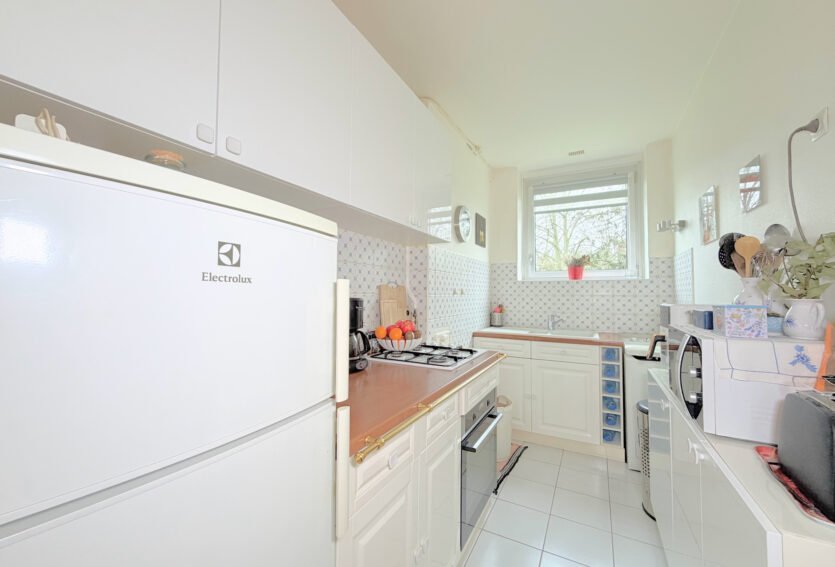 Grand 2 pièces traversant de 54 m2 et cave