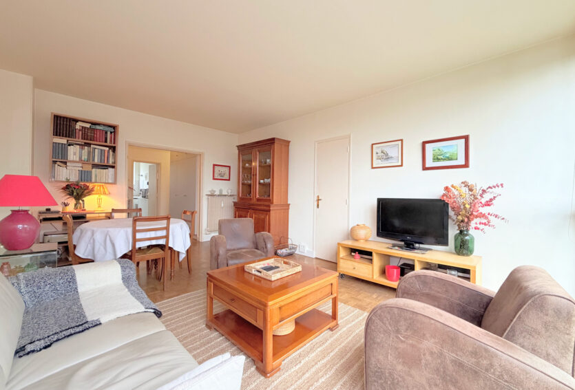 Grand 2 pièces traversant de 54 m2 et cave